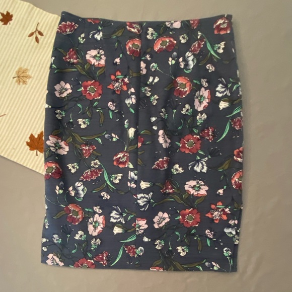 Flower pencil skirt - Picture 3 of 5
